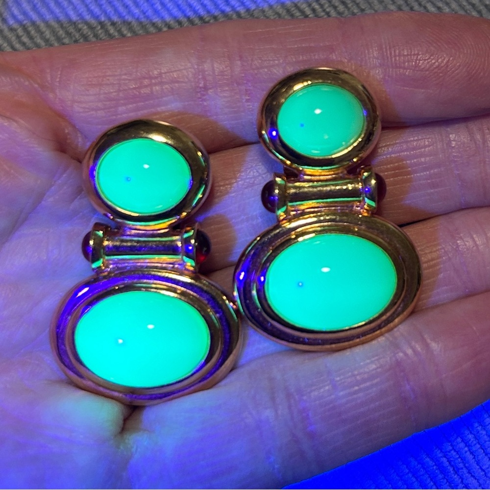 ELIZABETH TAYLOR AVON Vintage Clip-on Earrings- Gold-plated Faux Jade